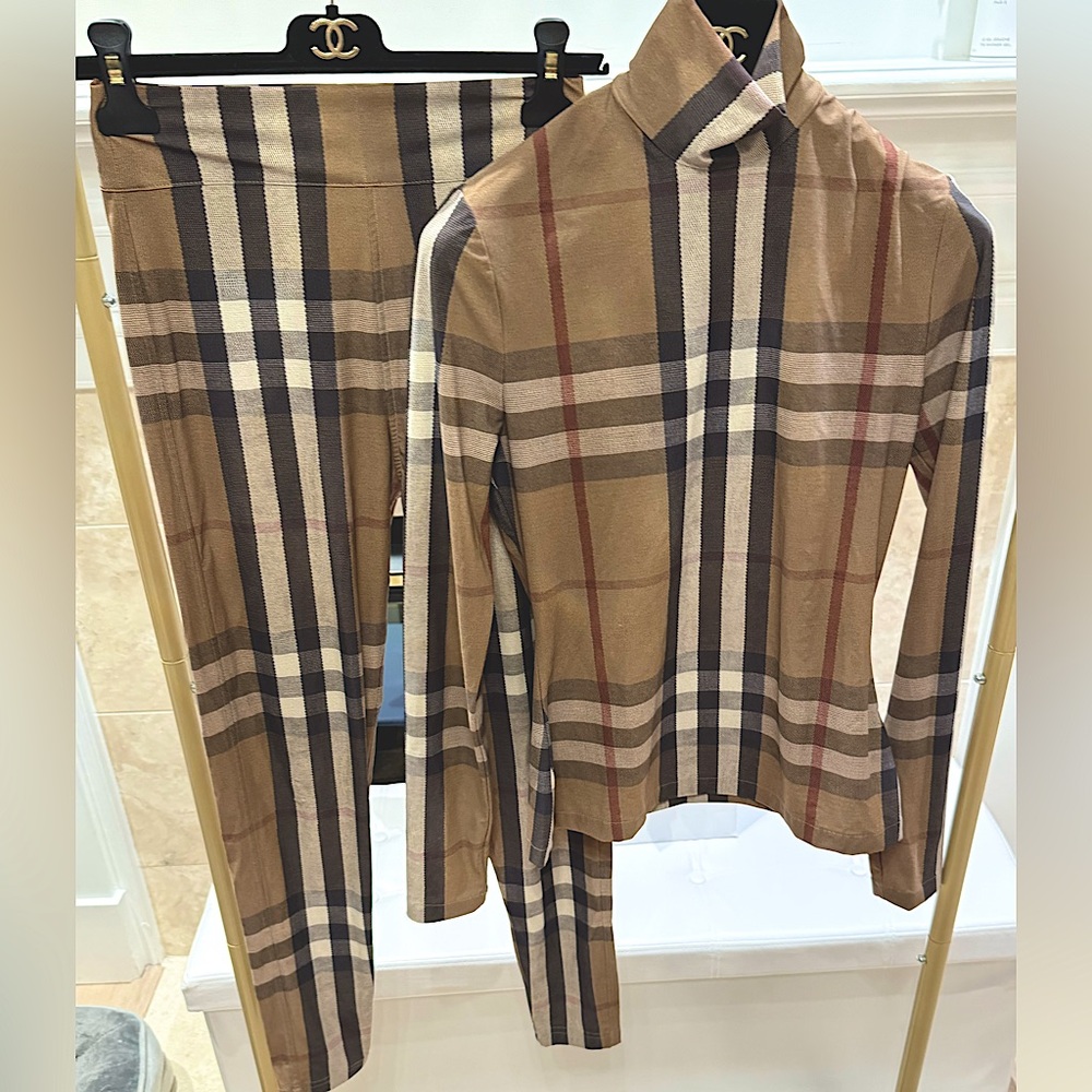 Women's Burberry Fitted top and matching leggings in size small